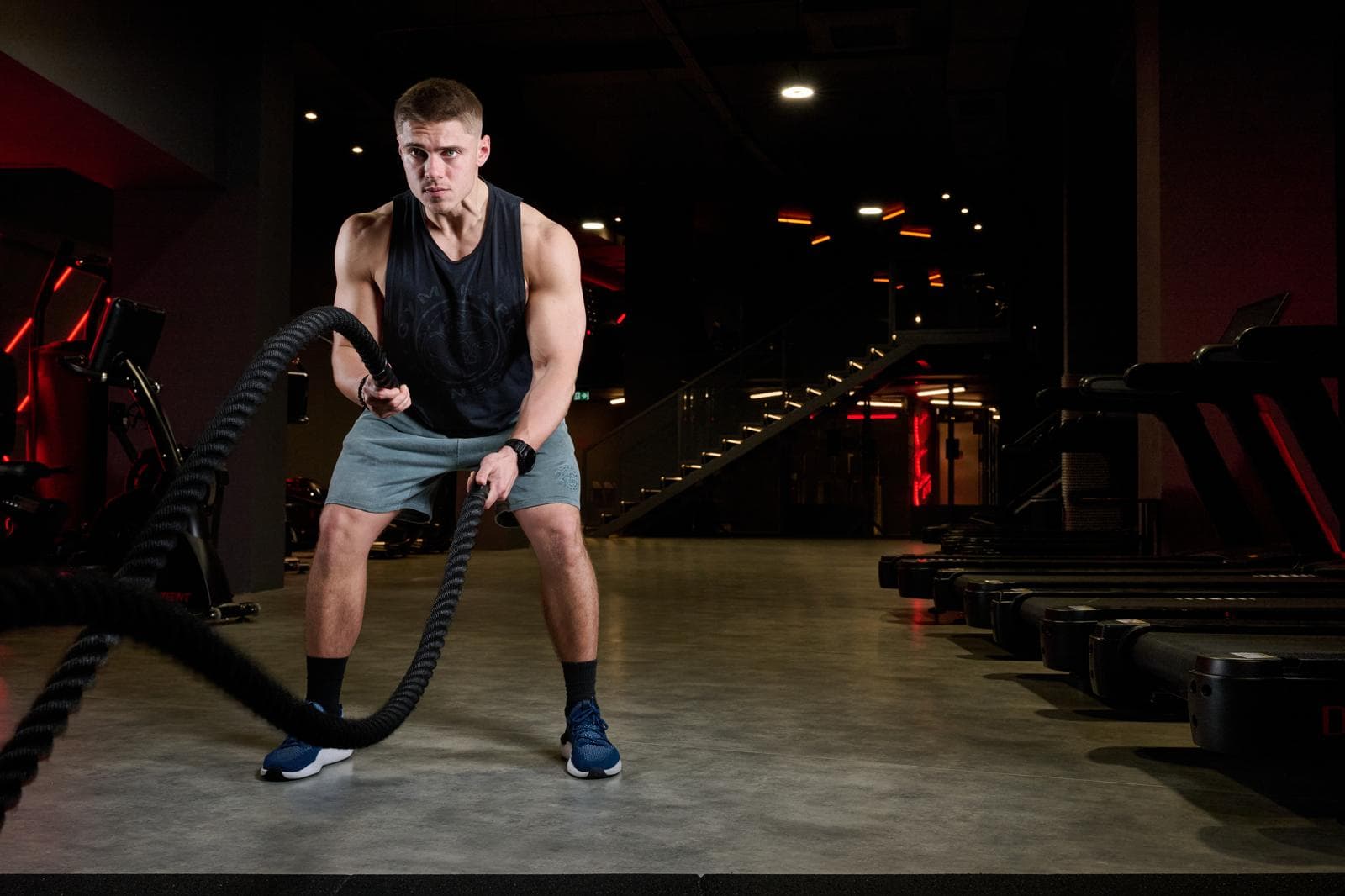 Ondřej Luczka trénuje klienta v posilovně Element Gym Olomouc